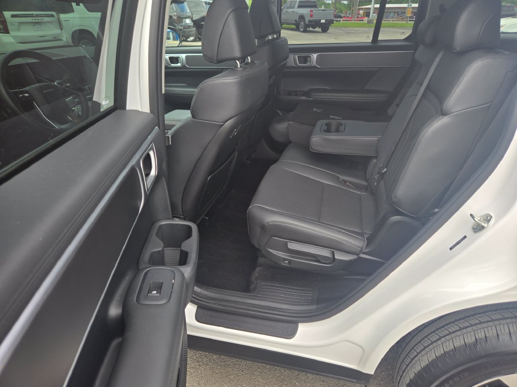 Used 2025 Hyundai Santa Fe SEL FWD image 8