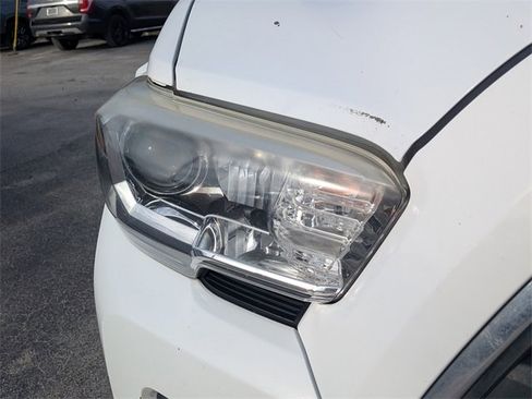 Used 2016 Toyota Tacoma SR5 w/ Towing Package image 9