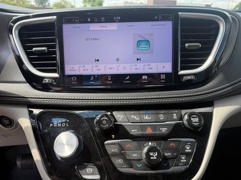 Used 2023 Chrysler Pacifica Touring-L AWD/4WD image 23