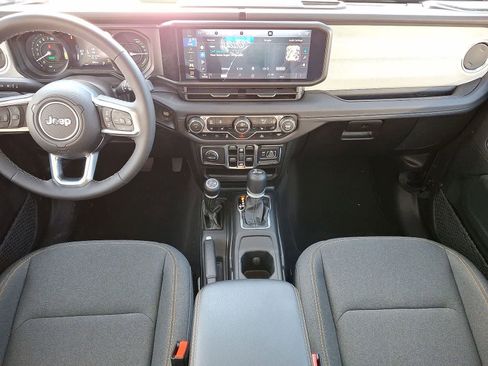 Used 2025 Jeep Wrangler Sahara image 11