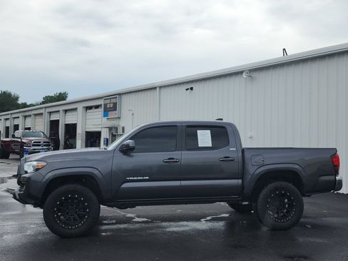 Used 2022 Toyota Tacoma SR5 RWD image 2