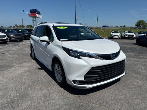 Used 2025 Toyota Sienna XLE w/ XLE Plus Package AWD/4WD image 15