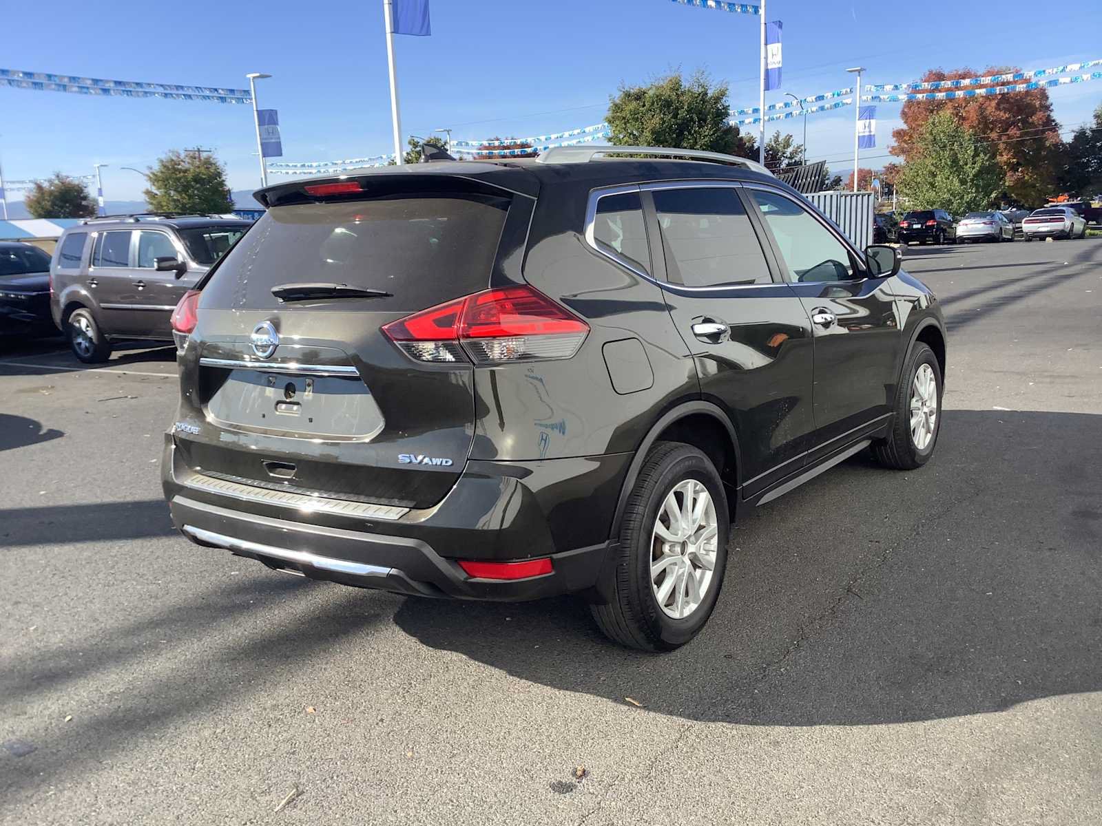 Used 2017 Nissan Rogue SV w/ SV Family Package AWD/4WD image 6