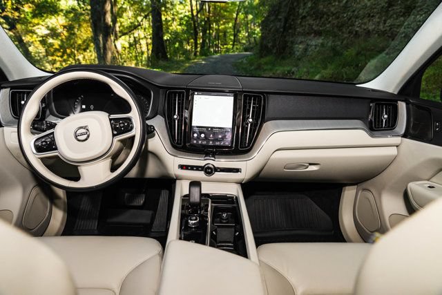 Used 2023 Volvo XC60 B5 Plus w/ Climate Package AWD/4WD image 15