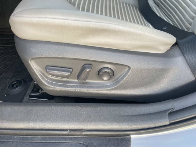 Used 2020 Toyota Camry SE w/ Convenience Package FWD image 19