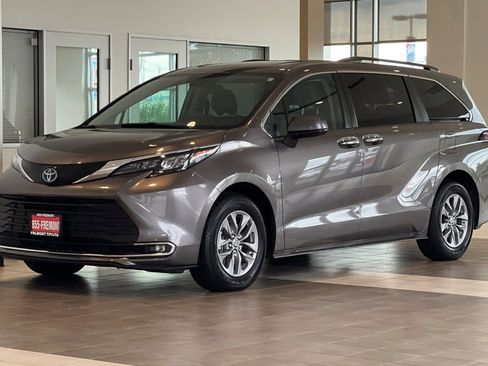 Used 2024 Toyota Sienna XLE image 8