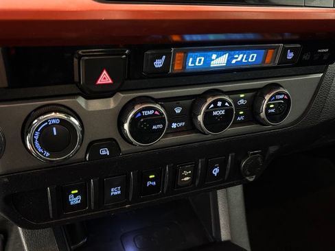 Used 2016 Toyota Tacoma TRD Sport AWD/4WD image 47