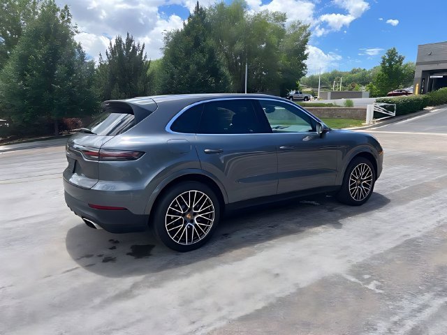 Used 2022 Porsche Cayenne w/ Premium Package AWD/4WD image 5