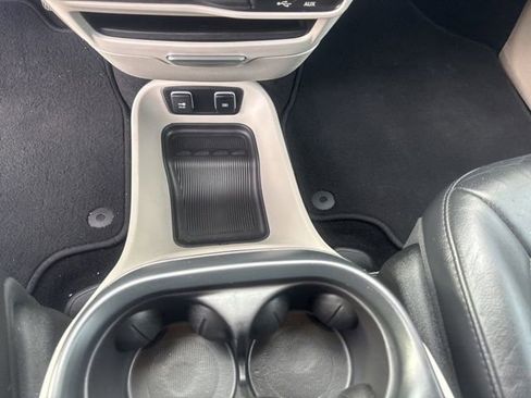 Used 2018 Chrysler Pacifica Touring-L image 19