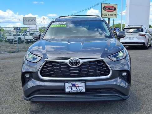 Used 2023 Toyota Highlander XLE AWD/4WD image 2