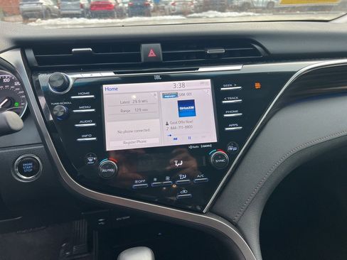 Used 2018 Toyota Camry XLE image 18