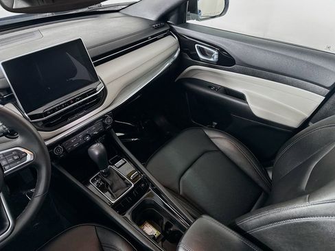 Certified 2024 Jeep Compass Limited image 32