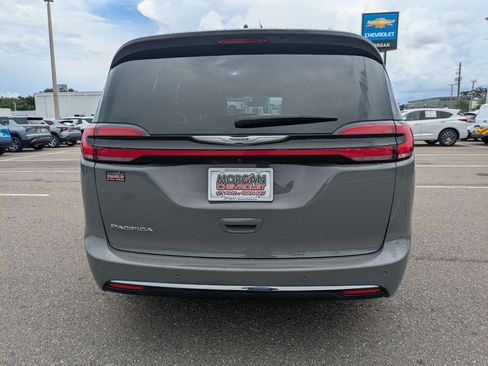 Used 2025 Chrysler Pacifica Select FWD image 4