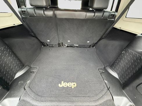 Used 2015 Jeep Wrangler Unlimited Sahara image 12