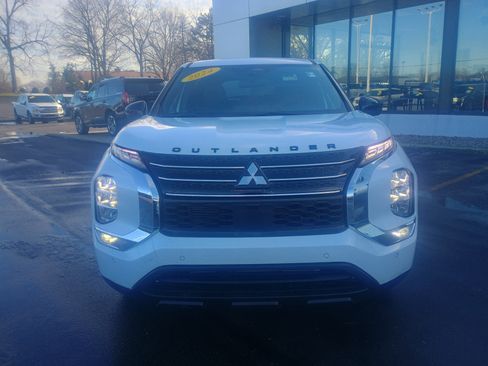 Used 2024 Mitsubishi Outlander SE image 2