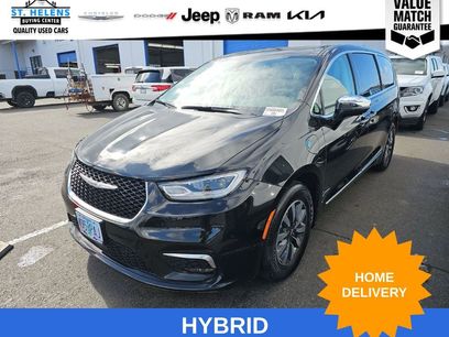 Used 2023 Chrysler Pacifica Limited w/ Uconnect Theater Family Group