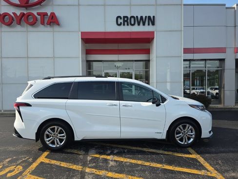 Used 2021 Toyota Sienna XSE FWD image 2