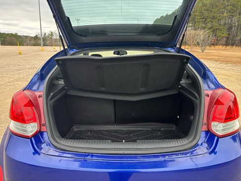 Used 2012 Hyundai Veloster w/ Style Pkg image 18