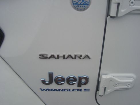 Used 2024 Jeep Wrangler Unlimited Sahara AWD/4WD image 8