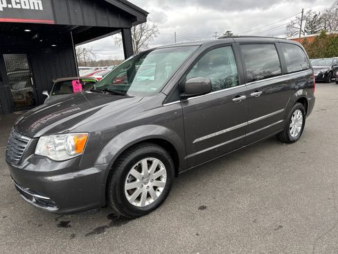 Used 2015 Chrysler Town & Country Touring w/ Driver Convenience Group image 2