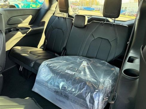 New 2026 Chrysler Pacifica Select w/ S Appearance Package image 9