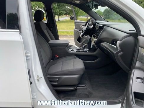 Used 2023 Chevrolet Traverse LT FWD image 17