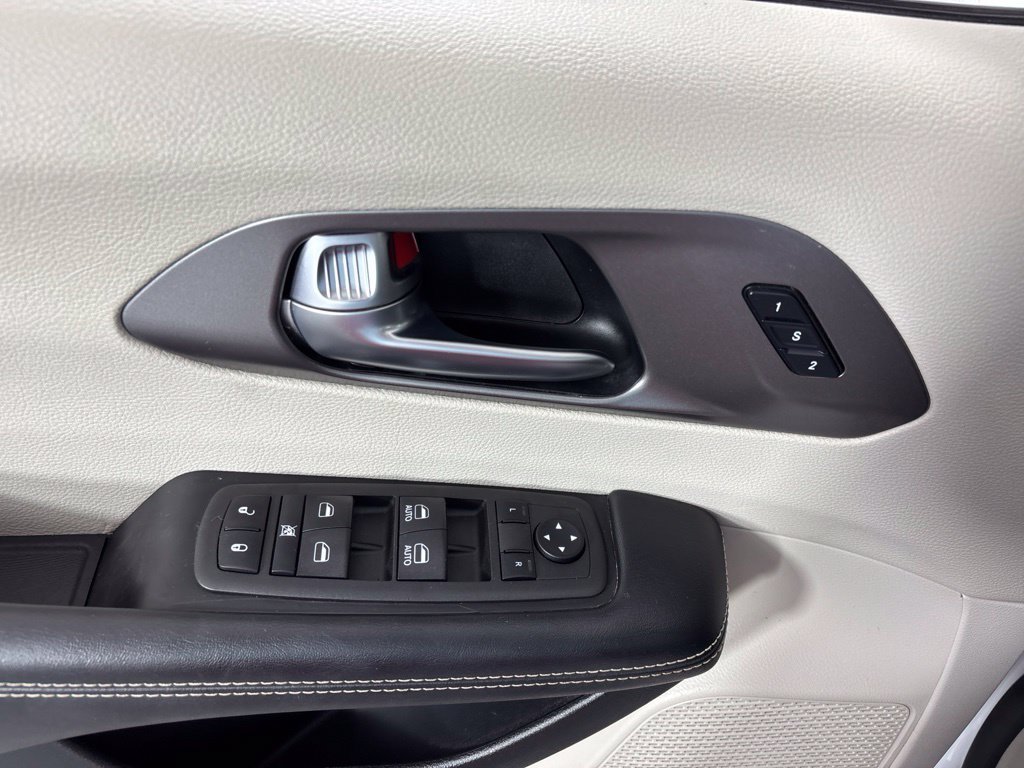 Used 2022 Chrysler Pacifica Touring-L AWD/4WD image 27