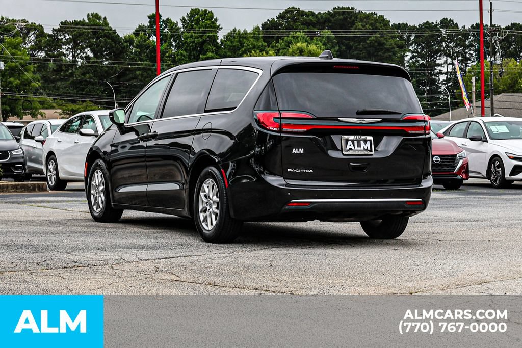 Used 2023 Chrysler Pacifica Touring-L FWD image 6