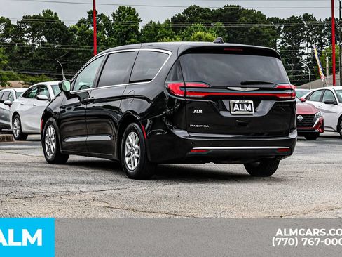 Used 2023 Chrysler Pacifica Touring-L FWD image 6