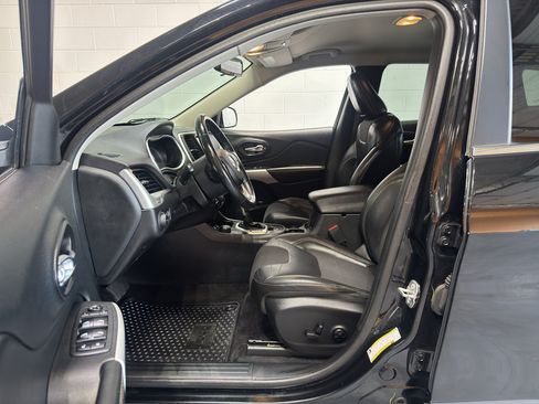 Used 2018 Jeep Cherokee Latitude Plus w/ Cold Weather Group AWD/4WD image 14