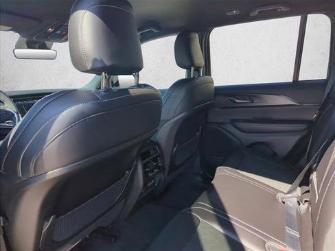 New 2025 Jeep Grand Cherokee Altitude image 17