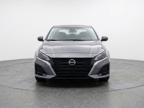 Used 2025 Nissan Altima 2.5 SV FWD image 2