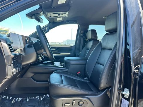 Used 2025 Chevrolet Tahoe LT RWD image 13