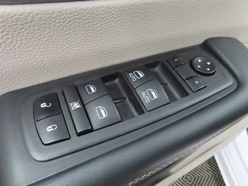 Used 2024 Chrysler Pacifica Touring-L FWD image 55
