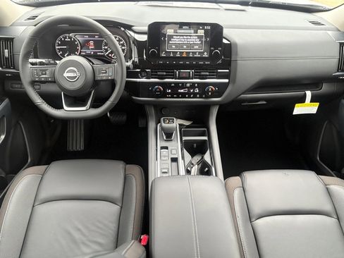New 2025 Nissan Pathfinder SL image 11