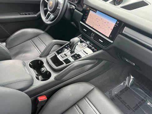 Used 2023 Porsche Cayenne Platinum Edition image 32