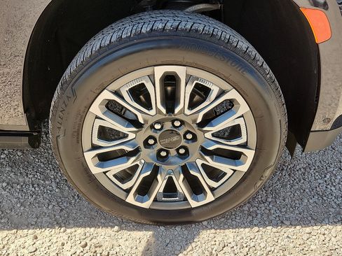 Used 2024 GMC Yukon XL Denali AWD/4WD image 7