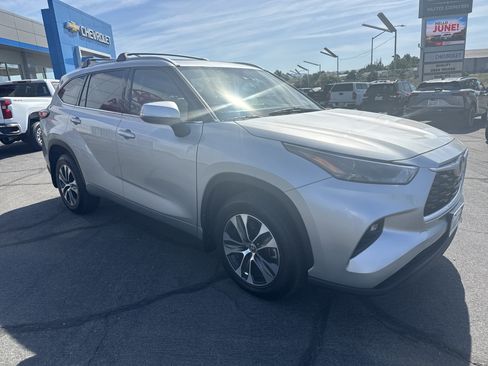 Used 2022 Toyota Highlander XLE AWD/4WD image 7