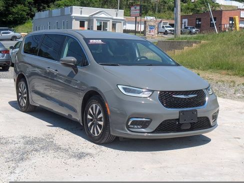 Used 2023 Chrysler Pacifica Touring-L FWD image 3