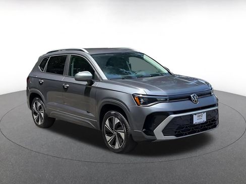 Used 2026 Volkswagen Taos SE AWD/4WD image 3
