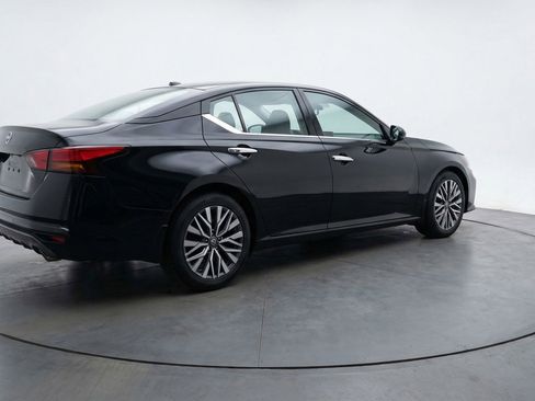 Used 2025 Nissan Altima 2.5 SV FWD image 17