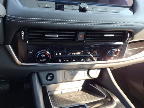 Certified 2025 Nissan Rogue SL FWD image 12