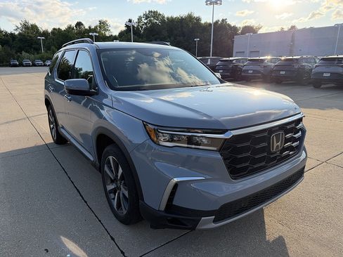 Used 2024 Honda Pilot Touring image 2