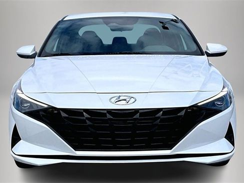 Used 2022 Hyundai Elantra SE w/ Preferred Accessory Package image 3