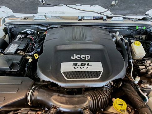 Used 2017 Jeep Wrangler Unlimited Sahara w/ Connectivity Group AWD/4WD image 29