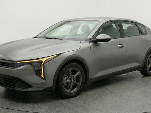 Used 2025 Kia K4 LXS image 3