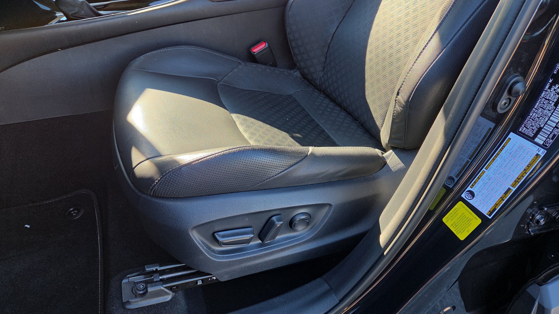 Used 2022 Toyota C-HR Limited FWD image 31