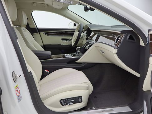 Used 2024 Bentley Flying Spur S V8 image 40
