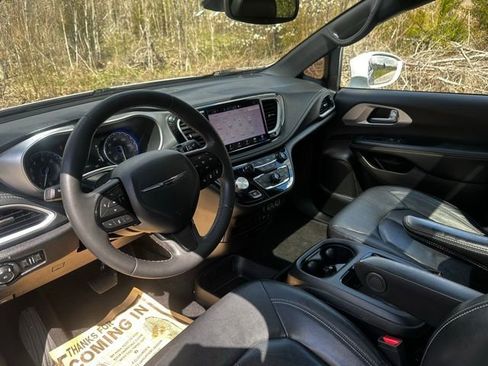 Used 2022 Chrysler Pacifica Touring-L w/ S Appearance Package FWD image 11