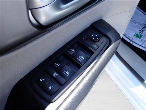 Used 2024 Chrysler Pacifica Touring-L FWD image 17